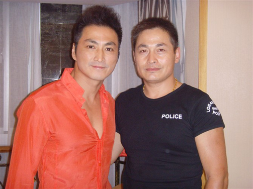 紅四方廣告演藝有限公司董事長?？到∠壬拖愀塾耙暩杳餍呛渭覄畔壬趽P州激情百度酒吧演出留影
